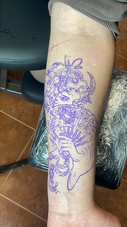 Estarcido de la geisha con abanico antes de tatuar
