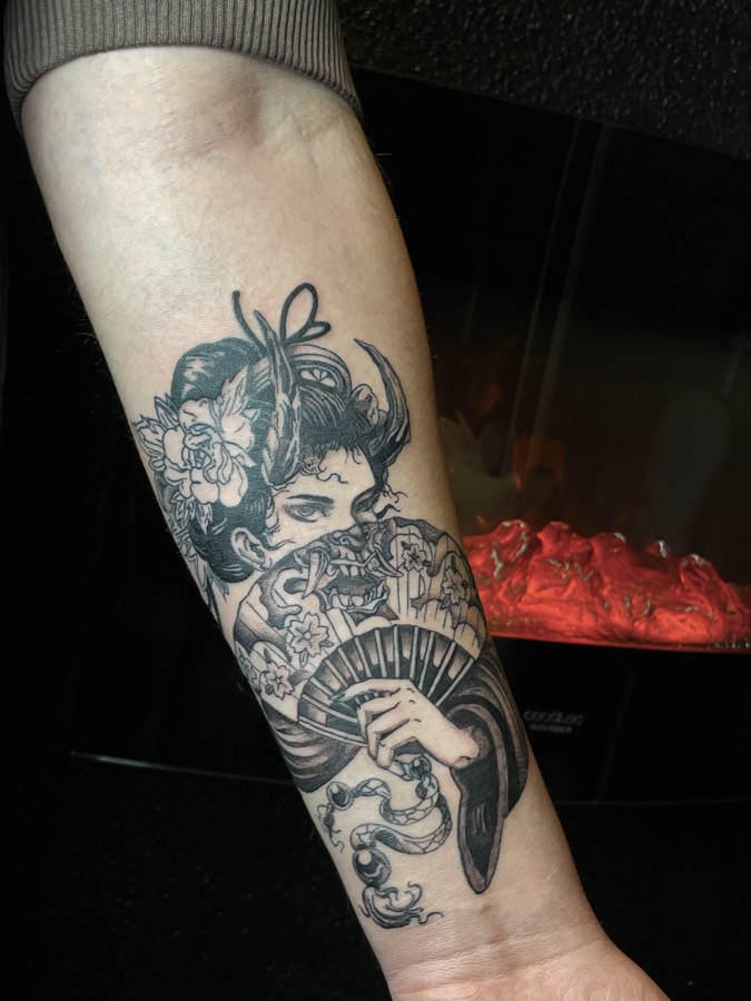 Geisha con abanico, otro ángulo del tatuaje terminado