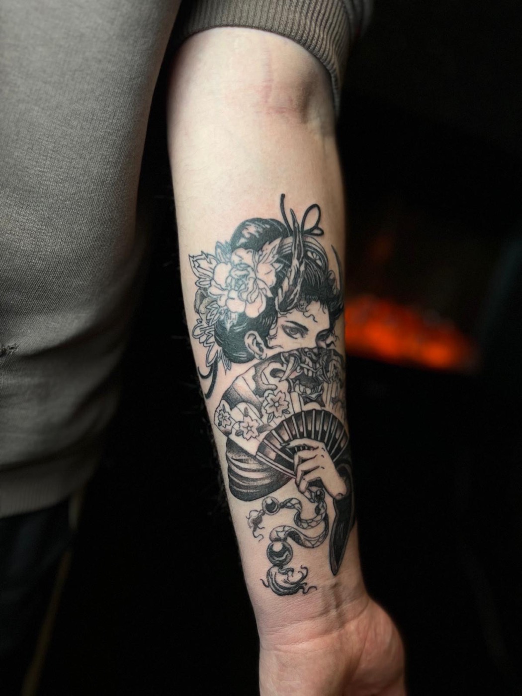 Geisha con abanico, tatuaje realista